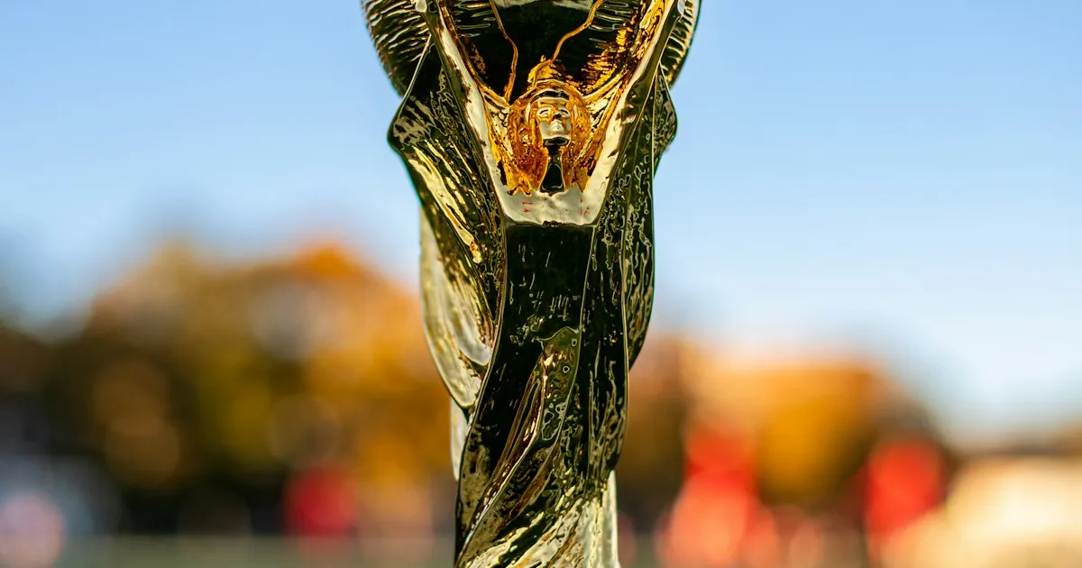 Lionel Messi z trofeum Mistrzostw Świata 2022 — symbol argentyńskiego triumfu